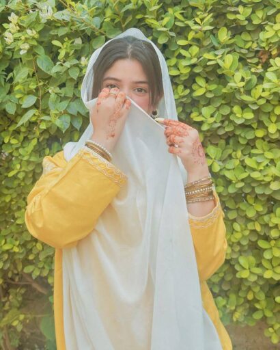 beautiful dp of girl hiding her face