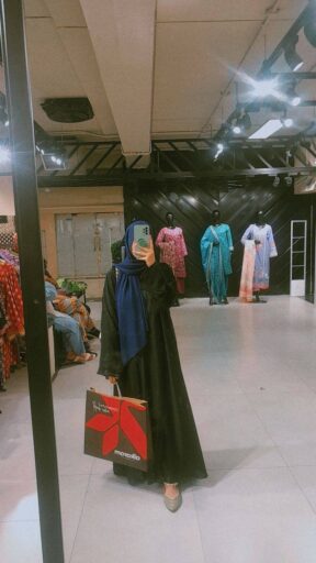 beautiful girl at mall best pic soical media