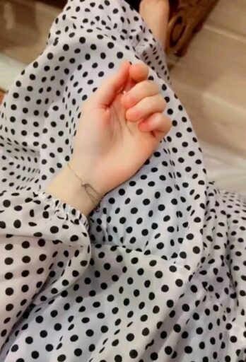 beautiful girl hand pfp for social girls and cute girls profile pic
