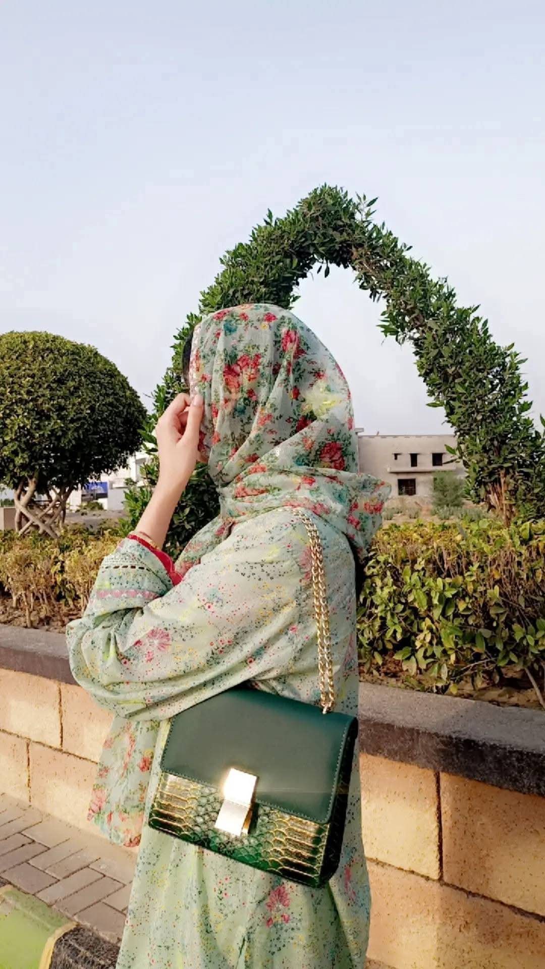 girl in glass building,attitude dp for girls