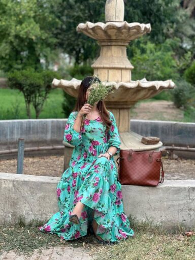 beautiful girl near farrow best traveler girl pic