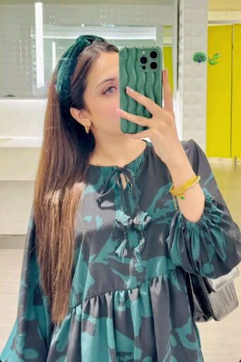 beautiful girl photo with phone ,best dp for girls