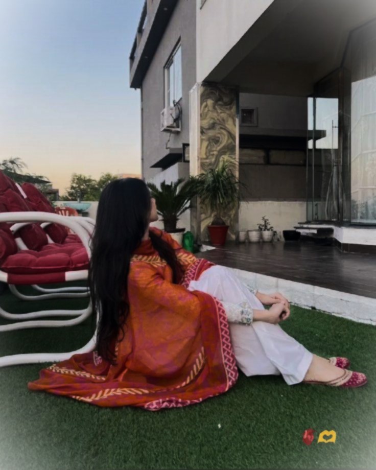 girl in glass building,attitude dp for girls