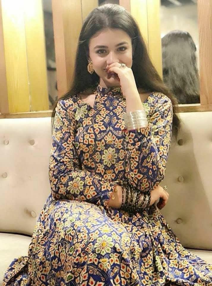 girl in glass building,attitude dp for girls