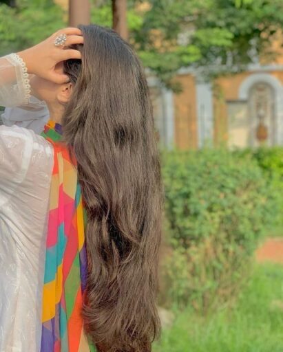 beautiful setting her hair dp