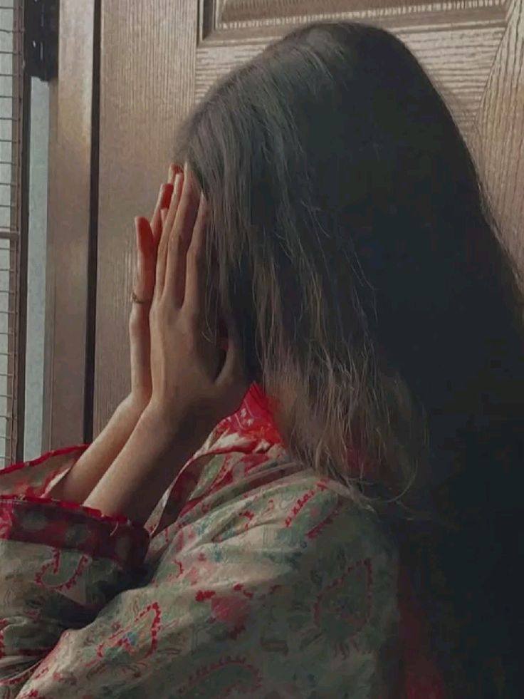 girl in glass building,attitude dp for girls
