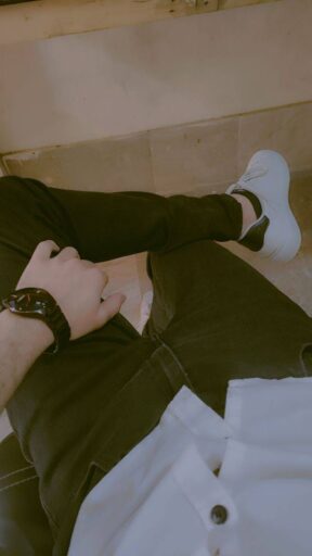 boys sitting in attitude best new dp pic for