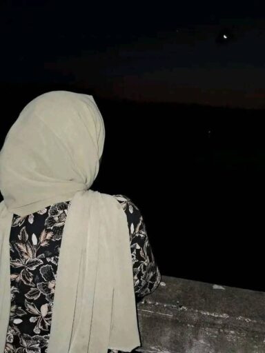 girl at night looking at moon dp