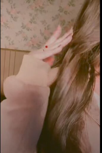 girl attitude dp of her beautiful hand