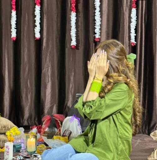 girl in green suit ,hidden face dp pic for girl best pfp ] ()