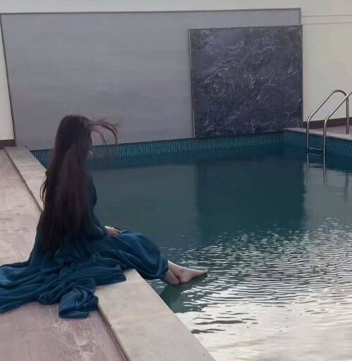 girl in swimming pool pic for pfp(profile picture)