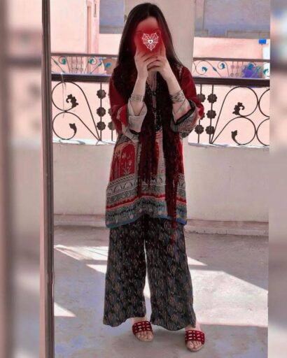 girl making her own photo dp