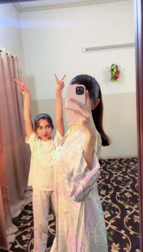 girl photo with her cute young sister doing victory sign dp