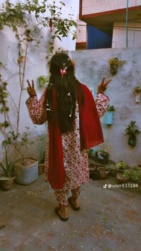girl pic for back,girl doing victory sign..
