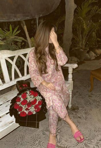 girl sitting on bench,hidden face beautiful girl dp