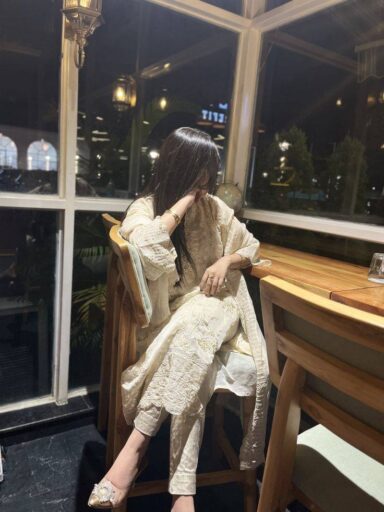 girll in restaurant dp photo