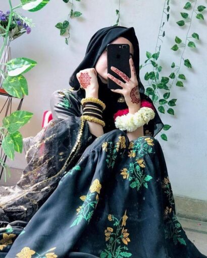 girls at mirror in mehandi dress pfp