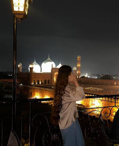 lahori girl near masjid ,best new dp for social media display photo